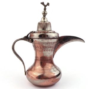 Cafetière arabe traditionnelle en cuivre de qualité supérieure, conçue pour servir du café arabe authentique avec un design élégant - Product Image 4