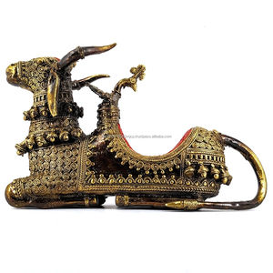 Porte-bougie indien hindou sacré en laiton pur représentant la déesse Nandi, vache avec trône et paon, art multicolore, 6 pouces - Product Image 3