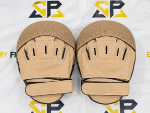 Guantes de boxeo Fairtex Focus Mitts curvos y contorneados de primera calidad, los más vendidos, para entrenamiento de Muay Thai, MMA y Kickboxing, unisex. - Product Image 2