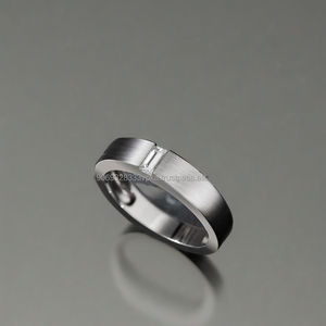 Anillo de Boda para Hombre con Moissanita Corte Baguette, Acabado Cepillado, Engaste de Tensión, Chapado en Oro, Minimalista en Plata 925 para Regalos - Product Image 3