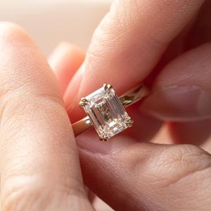 Bague en or jaune massif 14 carats avec diamant de laboratoire taille émeraude 2,5 carats certifié IGI pour femme, solitaire de luxe à double griffe, vente en gros - Product Image 1