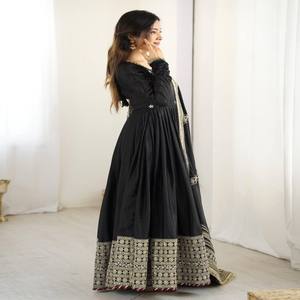 VASTRA COTTAGE Anarkali Premium Chinon con Bordado de Hilo y Lentejuelas, Pantalón de Algodón, Dupatta con Borde de Encaje, Ropa Étnica Elegante para Mujer - Product Image 3
