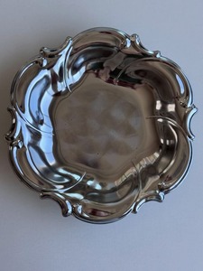 Plato de Servir Clásico de Metal Pulido, Forma Irregular, Diseño Sólido, Apto para Lavavajillas, para Fiestas - Product Image 1