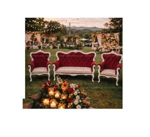 ชุดโซฟาแต่งงานสีแดงเชอร์รี่และสีทองแกะสลักด้วยมือสุดหรู พร้อมเก้าอี้คู่รักแบบพรีเมียม และเก้าอี้แขกเข้าชุด 2 ตัว สำหรับใช้งานแบบดั้งเดิม - Product Image 1