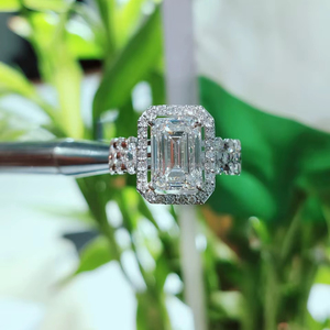 Anillo de Diamantes de Corte Esmeralda de Lujo en Oro Blanco con Piedras Laterales, Elegante Joya de Compromiso para Mujer, Diseño Personalizado de Alta Gama - Product Image 1