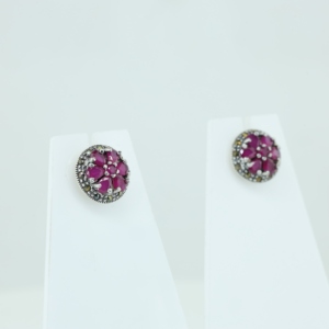 Pendientes de Plata de Ley 925 con Rubí para Mujer, Engaste de Garra Certificado, Baño de Oro con Diseño Floral para Bodas - Product Image 3