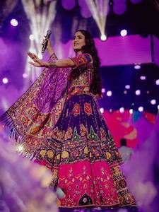 Robe de soirée longue style Banarasi rose violet, brodée, avec logo frontal, taille naturelle, tenue de cérémonie festive - Product Image 5