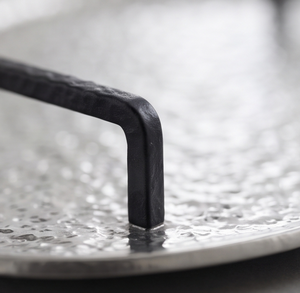 Plateau en métal lourd à surface texturée unique, moulé, pour cuisine et salle à manger, articles de table en stock - Product Image 3