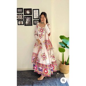 Conjunto de vestido de diseñador Navratri Special XL y Dupatta con trabajo de espejo - Product Image 4