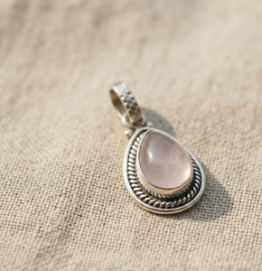 Pendentif en argent sterling 925 avec quartz rose en forme de poire serti clos, fait main, pierre précieuse naturelle rose, collier, breloque, bijoux pour femme, or rose - Product Image 1