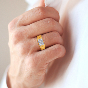 Anillo de Sello Clásico para Hombre con Diamantes Redondos en Oro Amarillo Sólido con Engaste Minimalista y Acabado de Diseño - Product Image 2