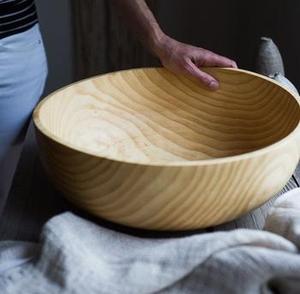 ชามไม้กระถินขนาดใหญ่สำหรับสลัด ผลไม้ ของว่าง ดีไซน์โค้งลึก ขัดเงาเรียบเนียน ทำด้วยมือ - Product Image 4