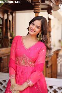 Fournisseur de magnifiques tenues indiennes en soie russe avec broderies, paillettes et imprimés numériques, robes et ensembles dupatta, de Surat. - Product Image 3