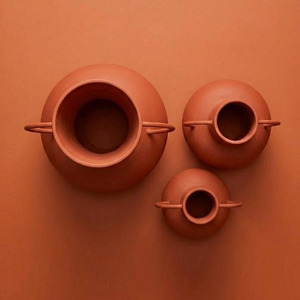 Ensemble de vases à fleurs en terre cuite faits à la main, avec deux poignées en boucle et des corps ronds, pour une décoration intérieure moderne et élégante. - Product Image 3