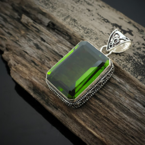 Pendentif rectangulaire en pierre précieuse vert péridot – Pendentif en argent plaqué - Product Image 2