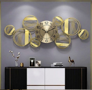 Reloj de pared moderno de lujo en metal dorado con un diseño geométrico de círculos superpuestos; disponible a precios de mayorista. - Product Image 1