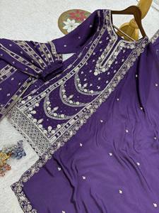 Kurti corto con bordados elaborados, pantalones sharara plisados acampanados y dupatta con trabajo de calado, conjunto de 3 piezas - Product Image 1