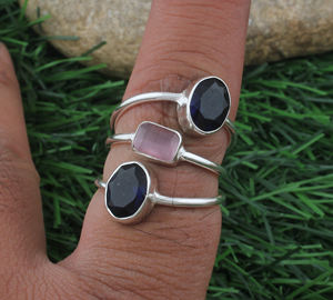 แหวนแต่งงานคลาสสิกประดับพลอยหลากชนิด 3 เม็ด ทำจากโรสควอตซ์ ไอโอไลต์ และเงินแท้ 925 สีชมพู-ฟ้า สำหรับผู้หญิง ขายส่ง - Product Image 4