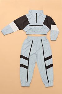 Veste coupe-vent en nylon pour femme avec logo personnalisé, ensemble de survêtement 2 pièces à capuche, short de streetwear imprimé - Product Image 3