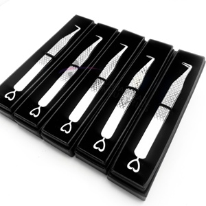 Pince à épiler RMI 90 degrés avec pointe en diamant / design en forme de cœur, emballage en boîte noire - Product Image 3