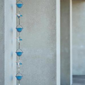 Chaîne de pluie en métal en forme de fleur bleue, installée dans les jardins pour créer un son apaisant de brise d'eau et un effet visuel floral, provenant d'Inde. - Product Image 2