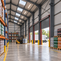 Entrepôt préfabriqué en acier pour l'alimentation et les boissons, bâtiment métallique avec quatre portes à rouleaux, plancher robuste pour le stockage et le chargement de palettes de boissons