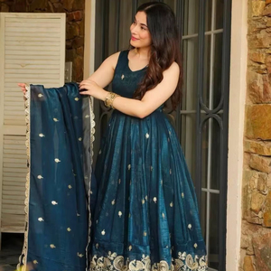 Lanzamiento de Nuevos Salwar Kameez Modernos para Navratri y Garba, Festivales/Eventos, Material de Rayón, Ropa de Fiesta - Product Image 1