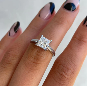 Anillo de Compromiso con Diamante Corte Princesa para Mujer, Oro Blanco de 14K, Estilo Lujoso, Diamante Sintético Certificado IGI, Banda Chapada en Rodio - Product Image 3