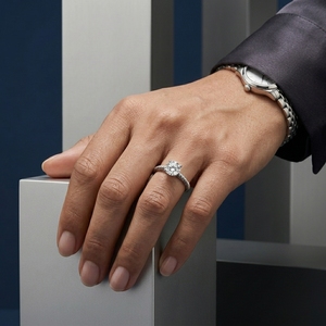 Anillo de Compromiso Clásico con Diamante de Corte Brillante Redondo en Platino PT950 para Mujer - Product Image 4