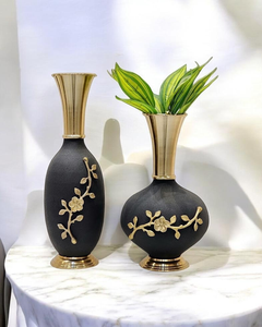 Ensemble de vases contemporains en laiton Unicorn Handicrafts, motif floral noir et or, faits à la main, écologiques, de haute qualité, pour la décoration de table - Product Image 2