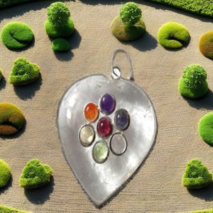 Colgante de Corazones Pequeños de Cuarzo, Cristal Natural con 7 Chakras Incrustados en Forma de Corazón, Colgante de Chakra Metálico a la Moda - Product Image 1