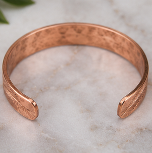 Pulsera de Cobre Texturizada Premium con Diseño Botánico y Brazalete Abierto, Joyería Minimalista, Creaciones Antiguas Hechas a Mano, Tamaño Personalizable, Logotipo, Regalo - Product Image 3