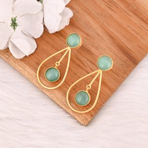 Boucles d'oreilles tendance en laiton plaqué or avec pierre œil-de-chat verte, faites à la main, bijoux fantaisie pour femme - Product Image 4