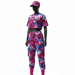 Conjunto de mujer de alta calidad en algodón, poliéster y spandex, con camiseta corta y pantalones deportivos en rosa y azul, estampado urbano, sublimación y logotipo personalizado. - Product Image 5