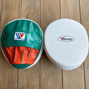 Guantes de Boxeo Curvos Profesionales Winning, Almohadillas de Entrenamiento de Cuero Ligeras con Correa Ajustable para la Muñeca y Agarre Acolchado - Product Image 1