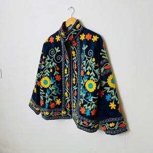 เสื้อแจ็คเก็ตผู้หญิงสีน้ำเงินกรมท่า ผ้ากำมะหยี่ถักลายดอกไม้ปักลายสไตล์โบฮีเมียน สำหรับฤดูหนาว ขายส่งสำหรับร้านค้าบูติก B2B - Product Image 3