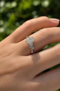 Anillo de Moissanita Brillante de 2 Quilates con Corte Ovalado y Diseño Floral, Plata 925 Original para Bodas, Aniversarios, Fiestas y Promesas - Product Image 6