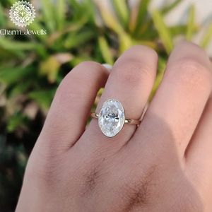 แหวนหมั้นเพชรโมอิสซาไนต์ทรงคุชชั่น Charm Jewells รับรองโดย IGI ตัวเรือนทอง 18K แบบ Prong Setting แหวนแต่งงานคลาสสิกสำหรับผู้หญิง รุ่นที่ 3 - Product Image 2