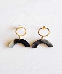 Boucles d'oreilles créoles en corne de buffle, écologiques, faites à la main, motif écaille de tortue, polies, artisanat naturel - Product Image 1