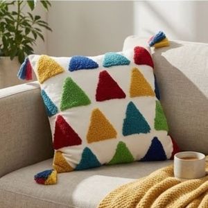 Coussin décoratif géométrique tufté carré style bohème multicolore à motifs triangulaires avec pompons à prix de gros - Product Image 3