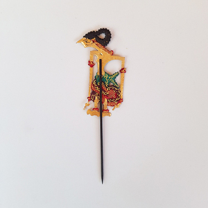 Support de marionnettes en cuir Wayang Kulit Raden Sadewa indonésien artisanal – Décoration de bureau, œuvre d'art culturelle traditionnelle - Product Image 1