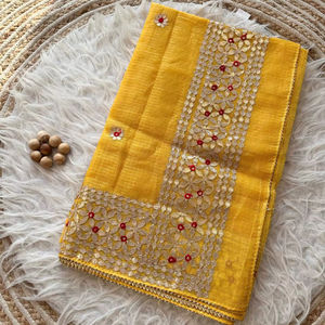 Sari de Diseño Moderno con Hermosos Bordados Múltiples, Blusa Bordada en Dorado Suave con C-Pallu, Elástica y Antiarrugas para Invierno - Product Image 1