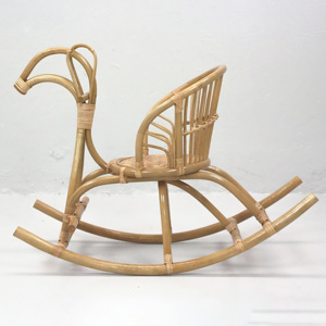 Caballito balancín de madera, diseño novedoso, animales de ratán sostenibles para montar - Product Image 1