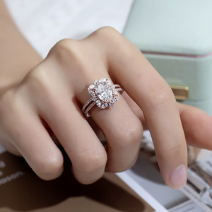 แหวนหมั้นเพชรทรงรีสีโรสโกลด์สำหรับผู้หญิง ประดับเพชรแบบเฮโล เพชรเลี้ยงในห้องปฏิบัติการ รับรองโดย IGI สไตล์โรแมนติก - Product Image 6