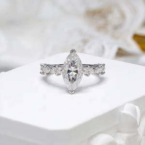 Anillo de Compromiso CONCEPTION de Plata 925 con Moissanita de Corte Marquesa de 3ct, Joyería Personalizada para Mujer - Product Image 1