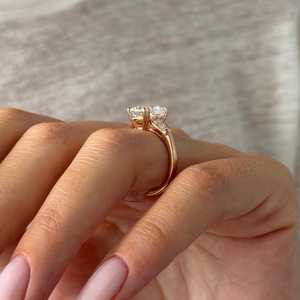 Bague en diamant unique à trois pierres de 5 carats, taille coussin allongée, avec baguettes effilées en or rose, certifiée IGI - Product Image 3
