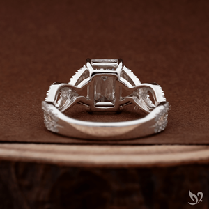 แหวนเพชรแล็บทรงมรกต 2 กะรัต แบบครอสโอเวอร์ ประดับเพชรเม็ดเล็กๆ รูปทรงปาเว่ ได้รับการรับรองจาก IGI ตัวเรือนทองคำขาว 10K แหวนหมั้น - Product Image 3