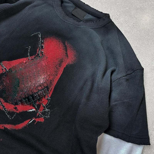 Camiseta de hombre extragrande de doble capa, negra con estampado rojo, cuello redondo, manga raglán, estilo urbano, de algodón tejido. - Product Image 3