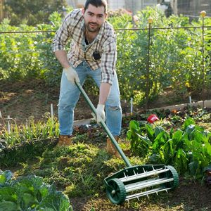 Aeratore Manuale per Prato da 18 Pollici con Parafango Antispruzzo, Design a Rullo per Facile Utilizzo in Giardino - Product Image 1