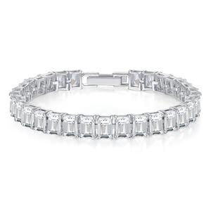 Bracelet tennis en or blanc massif avec diamants de laboratoire taille émeraude, sertis en canal, bijoux fins classiques pour femme - Product Image 1